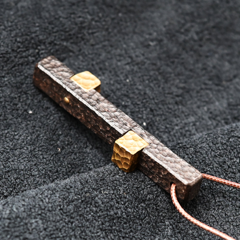 Ebenholz mit Messingpunkt - Anhänger